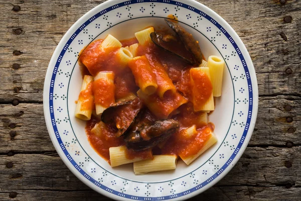 Nudeln mit gefüllten Muscheln und Tomatensauce — Stockfoto