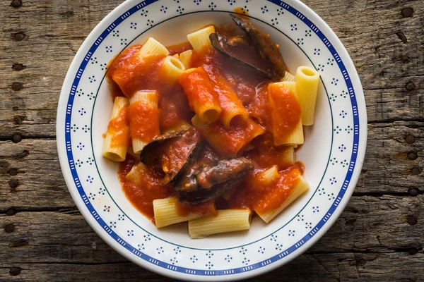 Pasta with stuffed mussels and tomato sauce — Stock Photo, Image