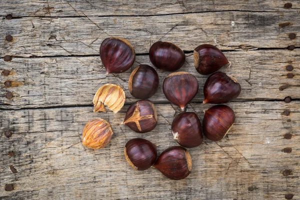 Fresh raw chestnuts — Stock Photo, Image