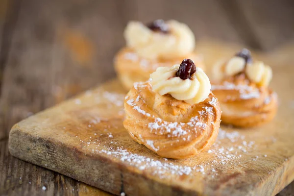 Läckra Zeppole bakelse — Stockfoto