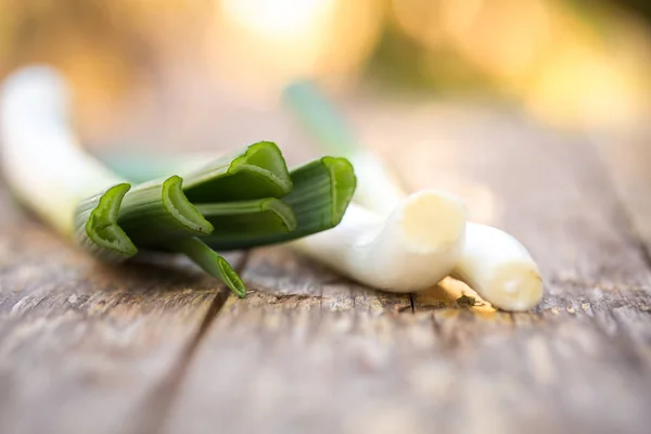 Rohe Frühlingszwiebeln — Stockfoto