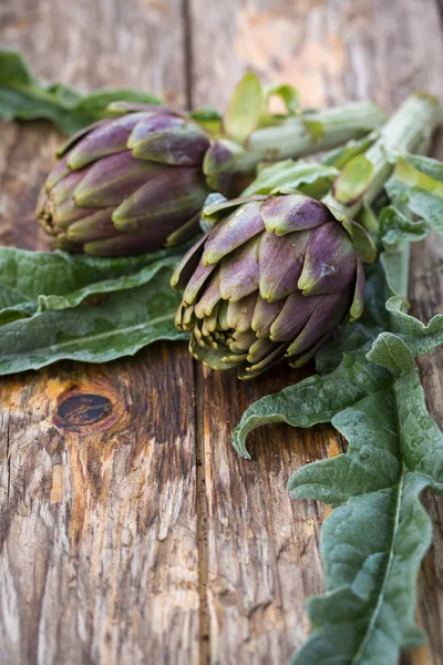Alcachofas frescas crudas —  Fotos de Stock