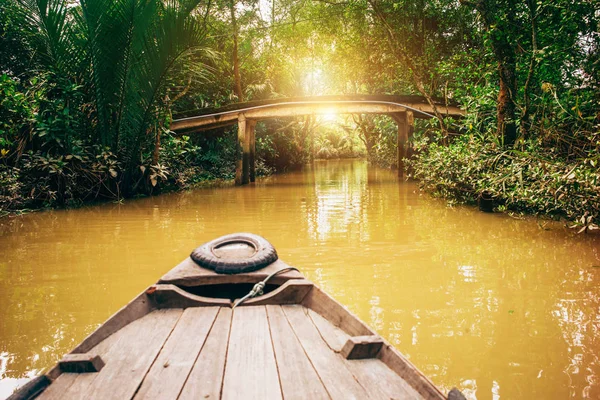 Barca a vela lungo il famoso fiume Mekong in Vietnam — Foto Stock