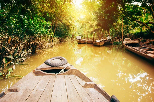 Barca a vela lungo il famoso fiume Mekong in Vietnam — Foto Stock