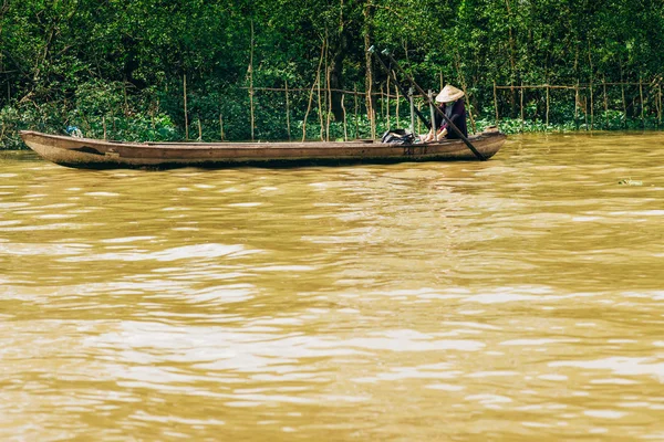 Boot zeilen langs de beroemde rivier van de Mekong in Vietnam — Stockfoto