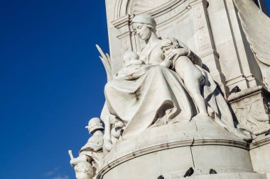  Victoria Memorial in London