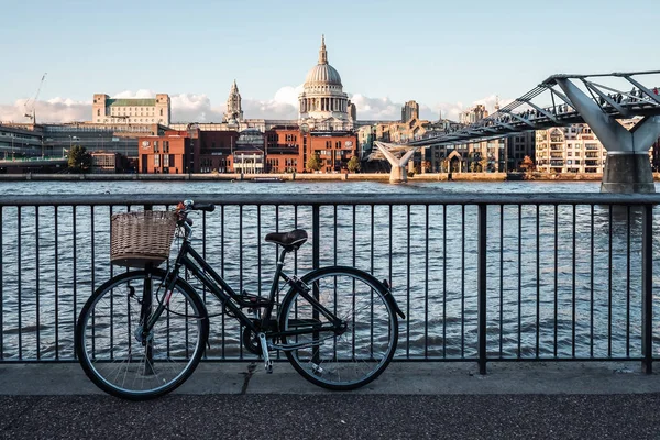 Millennium bridge London — Stock Photo, Image