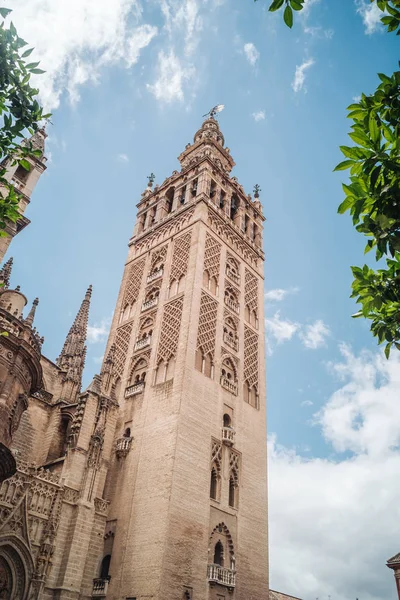 Klocktornet Giralda i Sevilla, Andalusien — Stockfoto