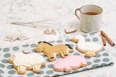 Şirin el hayvan şeklinde kurabiye yapımı