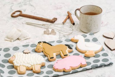 Şirin el hayvan şeklinde kurabiye yapımı