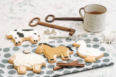 Şirin el hayvan şeklinde kurabiye yapımı