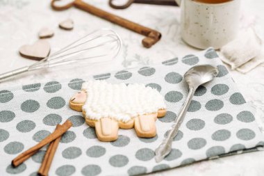 Şirin el hayvan şeklinde kurabiye yapımı