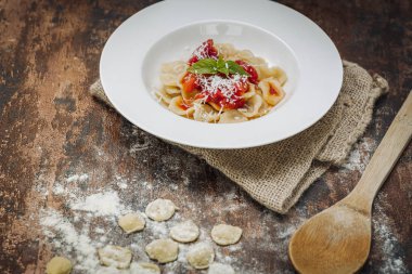 Ev Orecchiette makarna yaptı.