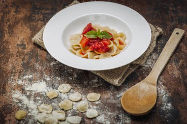 Ev Orecchiette makarna yaptı.