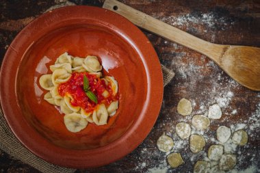 Ev Orecchiette makarna yaptı.