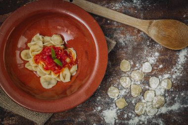 Ev Orecchiette makarna yaptı.