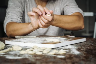 Ev Orecchiette makarna yaptı.