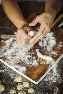 Ev Orecchiette makarna yaptı.