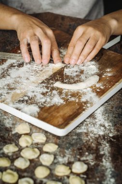 Ev Orecchiette makarna yaptı.