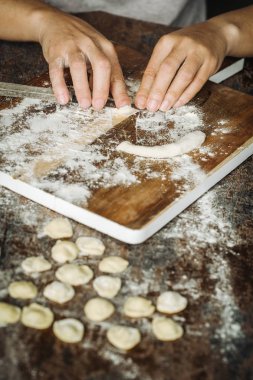 Ev Orecchiette makarna yaptı.