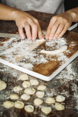 Ev Orecchiette makarna yaptı.