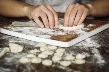 Ev Orecchiette makarna yaptı.