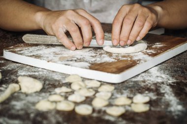 Ev Orecchiette makarna yaptı.