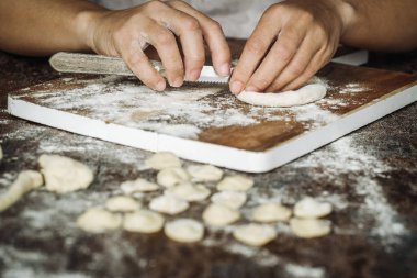Ev Orecchiette makarna yaptı.
