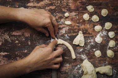 Ev Orecchiette makarna yaptı.