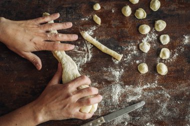 Ev Orecchiette makarna yaptı.