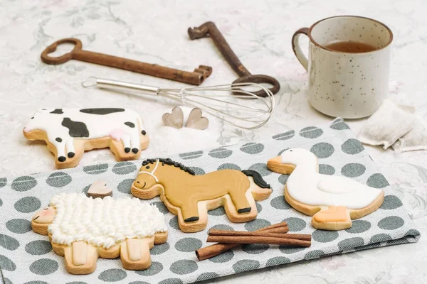 Lindas galletas hechas a mano en forma de animales — Foto de Stock