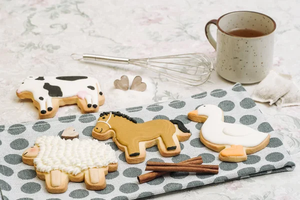 Niedliche handgemachte Kekse in Form von Tieren — Stockfoto