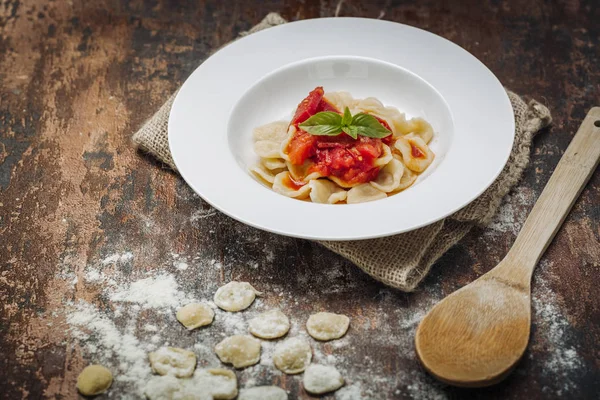 Ev Orecchiette makarna yaptı.