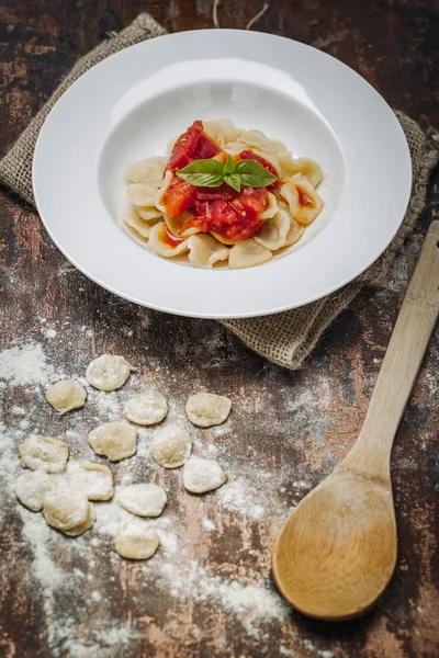 Ev Orecchiette makarna yaptı.