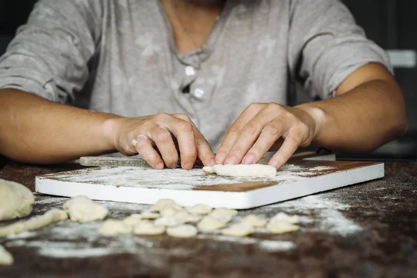 Ev Orecchiette makarna yaptı.