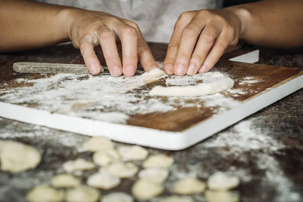 Ev Orecchiette makarna yaptı.