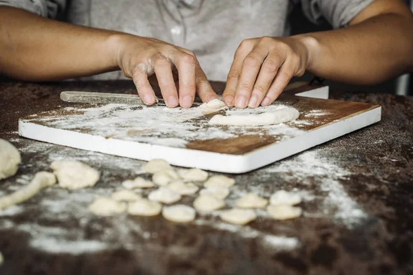 Ev Orecchiette makarna yaptı.