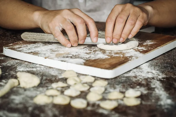 Ev Orecchiette makarna yaptı.