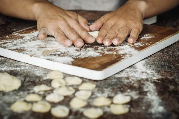 Ev Orecchiette makarna yaptı.