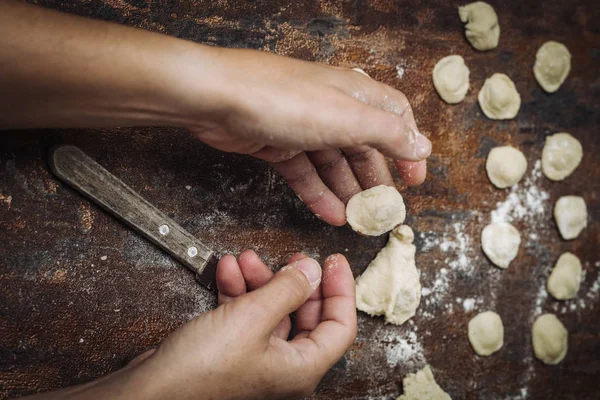 Ev Orecchiette makarna yaptı.