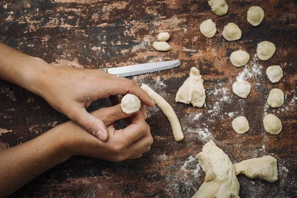 Ev Orecchiette makarna yaptı.