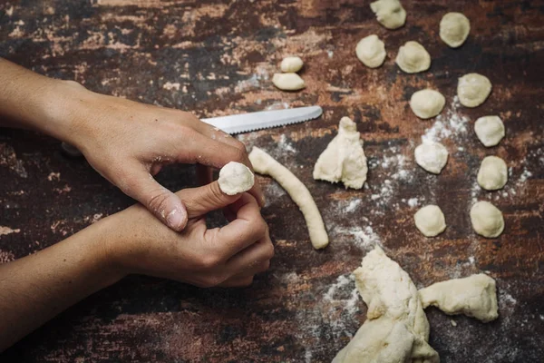 Ev Orecchiette makarna yaptı.