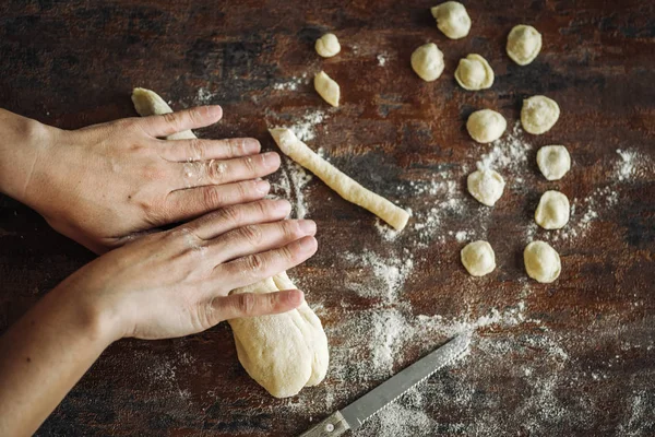 Ev Orecchiette makarna yaptı.