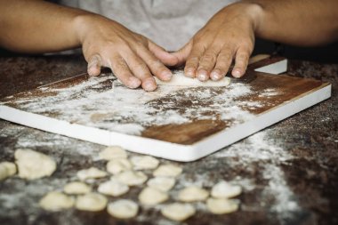 Ev Orecchiette makarna yaptı.