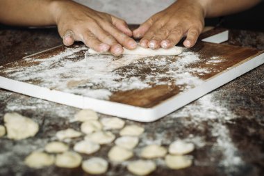 Ev Orecchiette makarna yaptı.