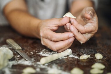 Ev Orecchiette makarna yaptı.
