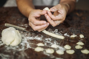 Ev Orecchiette makarna yaptı.