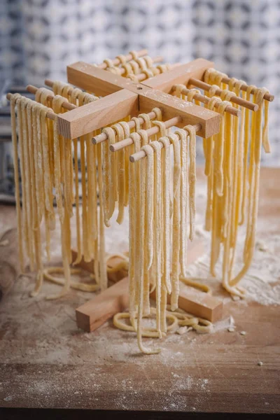 Traditionele huisgemaakte pasta drogen — Stockfoto