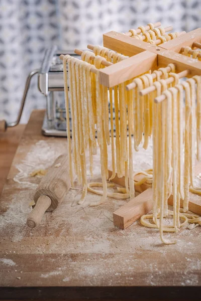 Traditionele huisgemaakte pasta drogen — Stockfoto