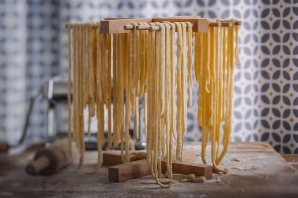 Traditionele huisgemaakte pasta drogen — Stockfoto